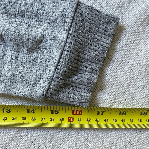 Cozy Light Heathered Gray Mock Neck Crop Sweater Size Small - Picture 8 of 9